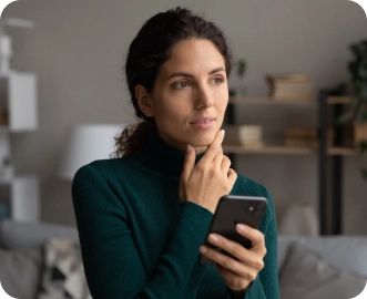 صورة لامرأة تحمل هاتفًا محمولًا